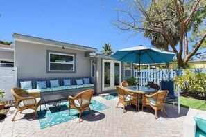 Outdoor dining - Home w/pool  By Dream Vacation OP Cabana (Oakland Park)