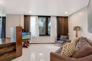 TV, offices - Las Olas Hammocks Unit 4 By Dream Vacation (Fort Lauderdale)