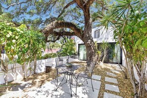 Outdoor dining - Las Olas Hammocks Unit 4 By Dream Vacation (Fort Lauderdale)