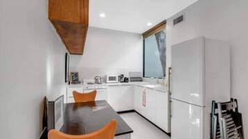 Microwave, oven, kompor, dan mesin pembuat kopi/teh