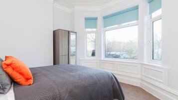 City Townhome | 6 bedrooms, free WiFi