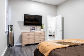 2 bedrooms, iron/ironing board, WiFi, bed sheets - Luxe 2BR Home on Famous St./Sleeps 5/Pets Welcome (Louisville)