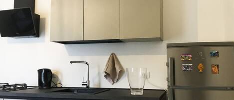 Kylskåp, ugn, spishäll och vattenkokare