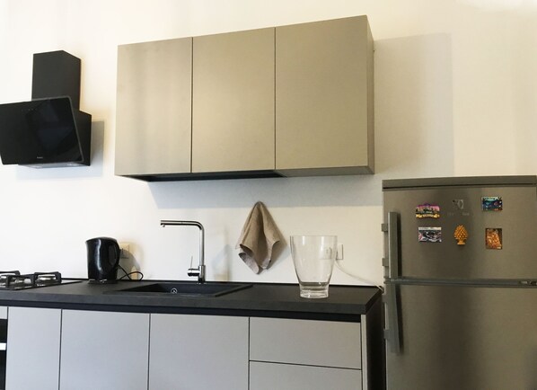 Kühlschrank, Ofen, Herdplatte, Wasserkocher