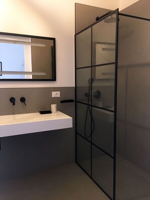 Haartrockner, Handtücher, Toilettenpapier