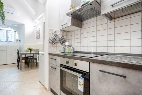 Jääkaappi, mikroaaltouuni, uuni, liesi