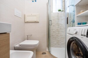 Shower, bidet - GuestHost - Casa Primavera Cozy Apt in historic CENTER! (Napoli)