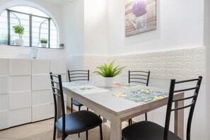 Dining - GuestHost - Casa Primavera Cozy Apt in historic CENTER! (Napoli)