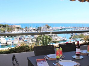 屋外ダイニングエリア