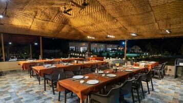 Sarapan lengkap setiap hari dengan biaya tambahan