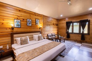 Premium jungle Cottage | Premium bedding, desk, laptop workspace, free WiFi