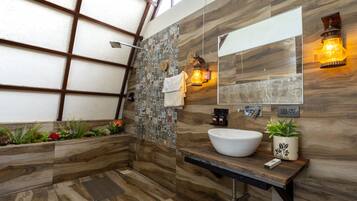 Deluxe Cottage | Bathroom | Shower, free toiletries, slippers, towels