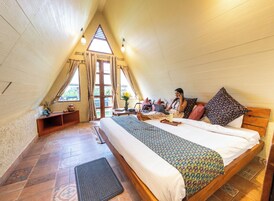 Chalet double room | Premium bedding, desk, laptop workspace, free WiFi