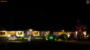 Fachada da propriedade à noite