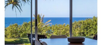 THE GRASSY KNOLL Panoramic Beach Apartment - Sunrise Beach