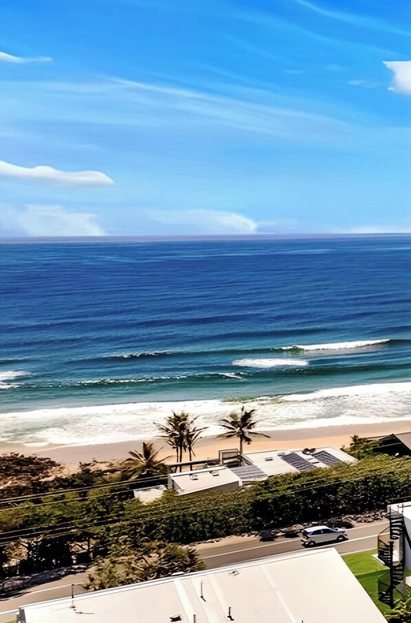 Beach nearby, beach towels - THE GRASSY KNOLL Panoramic Beach Apartment  - Sunrise Beach (Sunrise Beach)