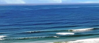 THE GRASSY KNOLL Panoramic Beach Apartment  - Sunrise Beach