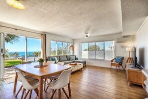 Smart TV, streaming services - THE GRASSY KNOLL Panoramic Beach Apartment  - Sunrise Beach (Sunrise Beach)