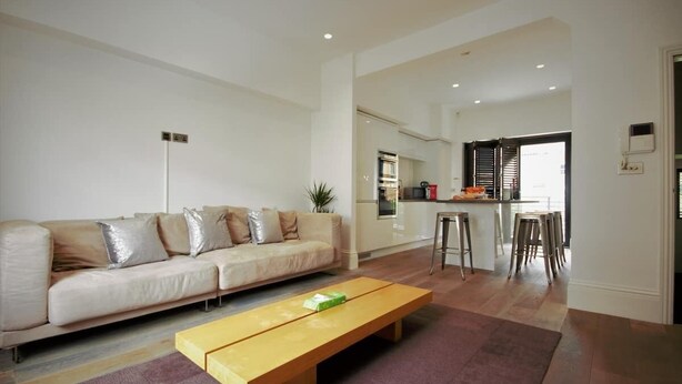 Unclassified image, 1 of 14, button - HU1 City Centre Hub (sleeps 6) (Hull)