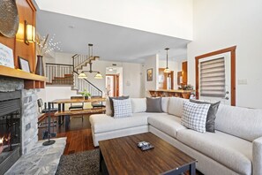 Een televisie en een open haard