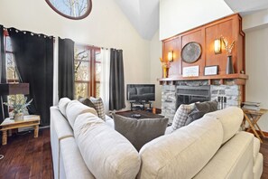 Een televisie en een open haard