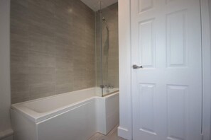 Combined shower/tub, hair dryer, towels, soap - Studio 332 · Studio 332 · Studio 332 (Hull)
