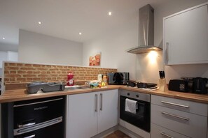 Fridge, microwave, oven, stovetop - Studio 332 · Studio 332 · Studio 332 (Hull)