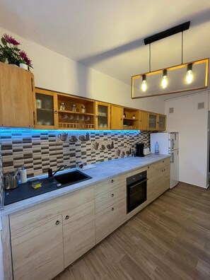 Réfrigérateur, un four, surface de cuisson, cafetière-théière