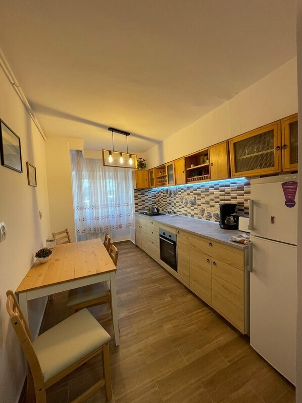 Fridge, oven, stovetop, coffee/tea maker
