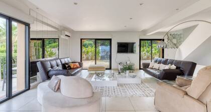 Villa at the entrance to St Tropez sea view beach 2 minutes walk