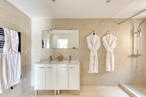 Shower, towels, toilet paper - Villa at the entrance to St Tropez sea view beach 2 minutes walk (Gassin)