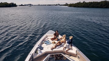 Un barco con cubierta de madera y vista al agua.