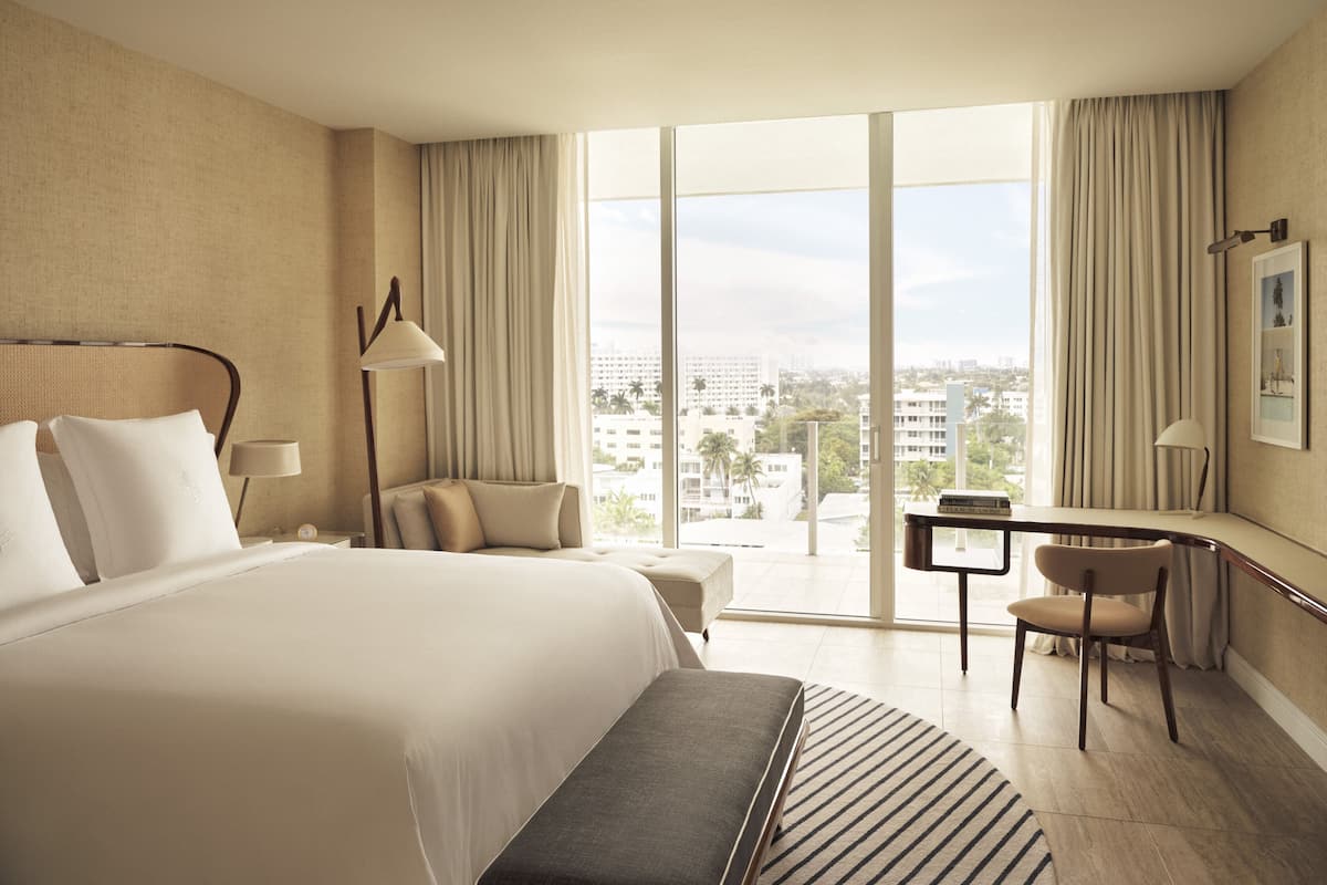 Biancheria da letto di alta qualità, copriletto in piuma, minibar
