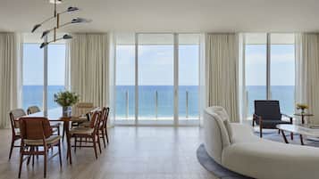 Panoramic Oceanfront Two Bedroom Residence | Premium-sengetøj, dundyner, minibar, skrivebord