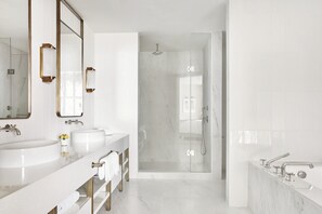 Baignoire et douche séparées, articles de toilette gratuits