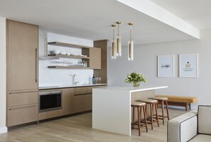 Grand Ocean View Two Bedroom Residence | 전용 주방 | 에스프레소 메이커, 커피/티 메이커, 전기 주전자