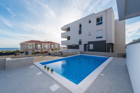 Seasonal outdoor pool - Pool Apartments Banta B (Novalja)