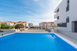 Seasonal outdoor pool - Pool Apartments Banta B (Novalja)