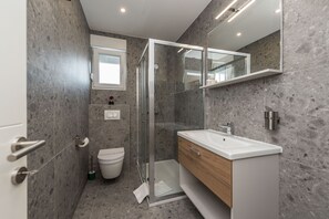 デラックス アパートメント 2 ベッドルーム バルコニー プールビュー | バスルーム | シャワー、ヘアドライヤー、タオル、石鹸