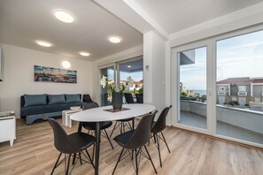 Apartemen Deluks, 2 kamar tidur, balkon, pemandangan kolam renang | Area keluarga | Smart TV