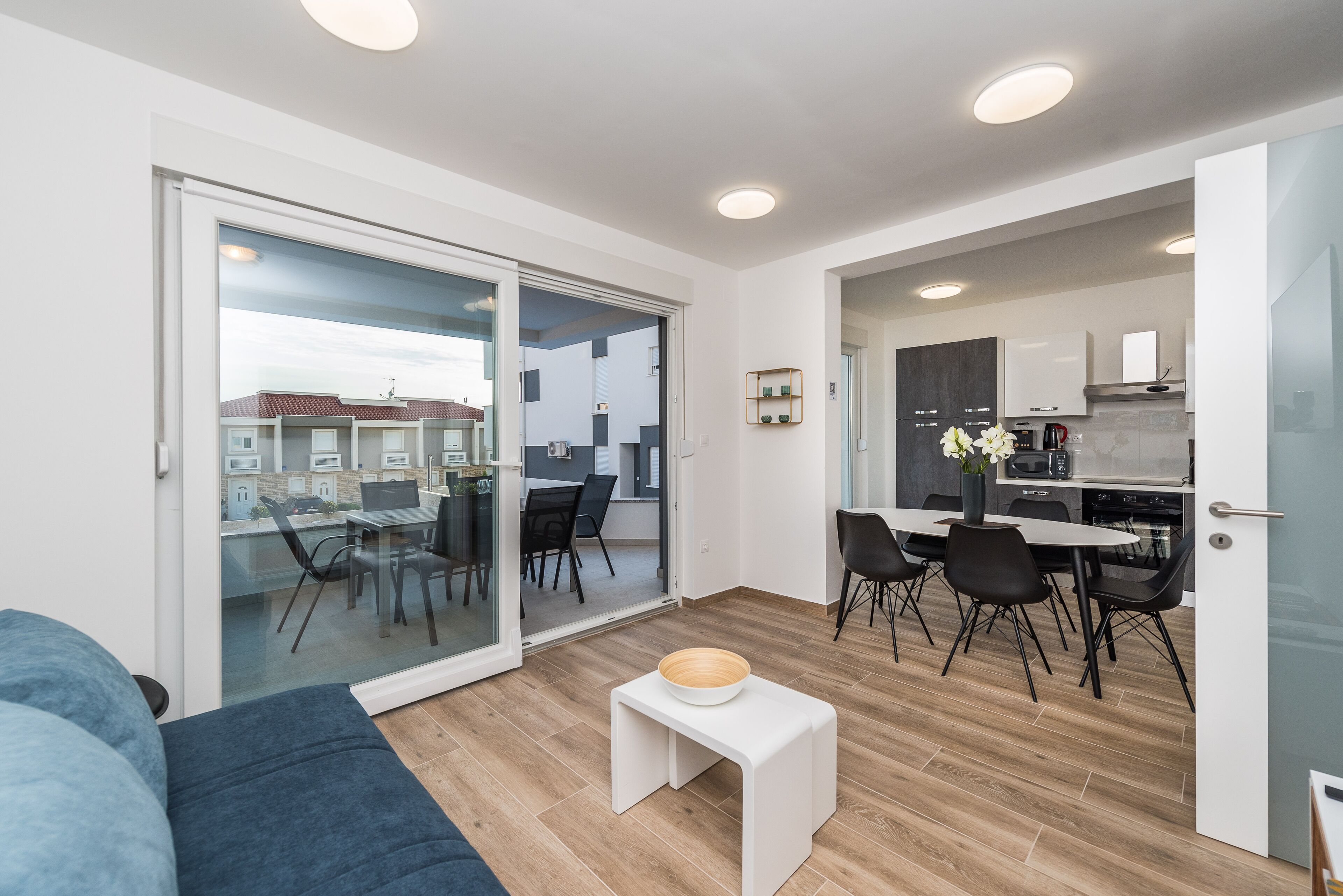 Deluxe Apartment, 2 Bedrooms, Balcony, Pool View | Living area