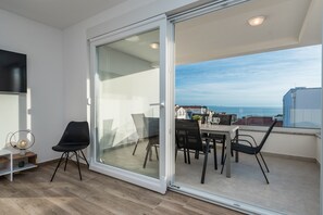 Apartemen Deluks, 2 kamar tidur, balkon, pemandangan kolam renang | Teras/patio