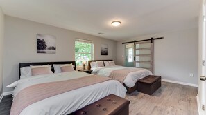 3 bedrooms, laptop workspace, iron/ironing board, bed sheets
