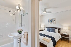 Hus (3 Bedrooms) | 3 sovrum, arbetsyta för laptop, strykjärn/strykbräda och sängkläder