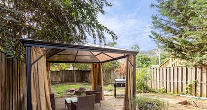 Beautiful 3br/3ba Colonial House by Cozysuites