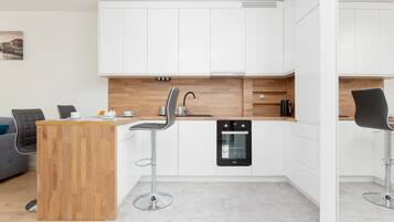 Fridge, oven, stovetop, dishwasher