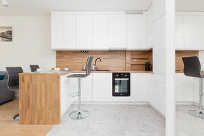 Geladeira, fogão, cooktop, lava-louças