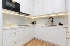 Fridge, microwave, stovetop, dishwasher