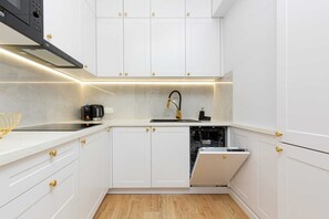 Réfrigérateur, micro-ondes, plaque de cuisson, lave-vaisselle