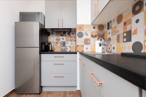 Réfrigérateur, four à micro-ondes, surface de cuisson, lave-vaisselle